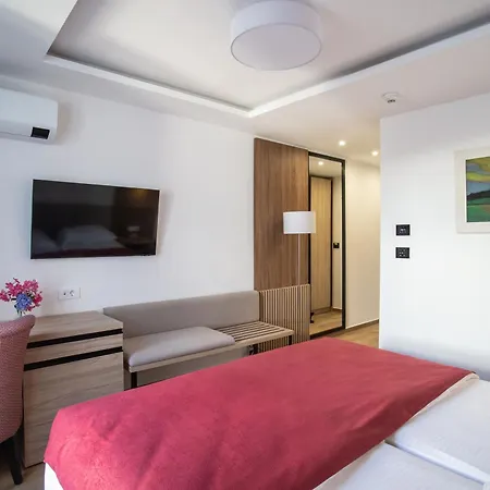 Slovenska Plaza Lux Hotel 4*