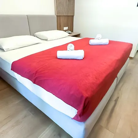 Slovenska Plaza Hotel 4*